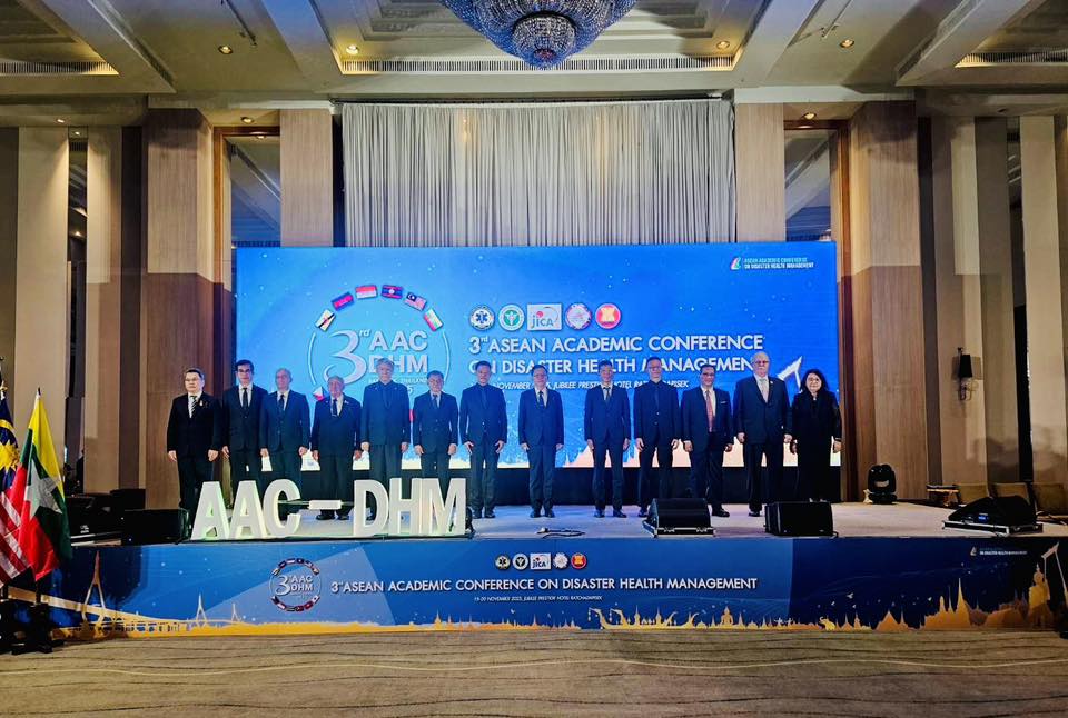 ศาสตราจารย์เกียรติคุณ นพ. สารเนตร์ ไวคกุล ผู้อำนวยการ รพ.วิชัยเวช แยกไฟฉาย เข้าร่วมประชุม AACDHM ครั้งที่ 3