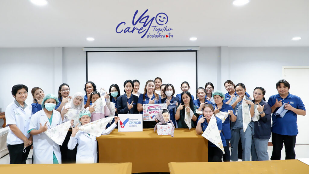 รพ.วิชัยเวช แยกไฟฉาย เดินหน้าโครงการ VY Care Together ร่วมทำความดีเพื่อสังคม จัดกิจกรรม “ผ้าโพกหัวเติมกำลังใจให้ผู้ป่วยมะเร็ง”